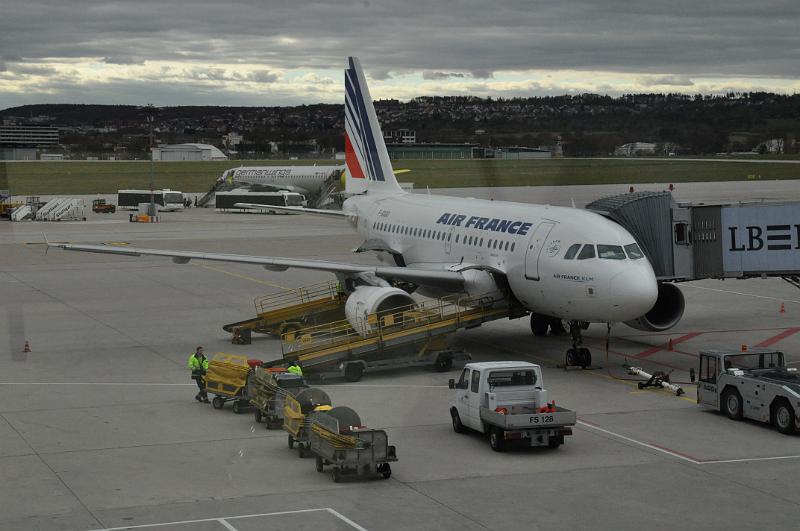 foto_20101106_0959_02.jpg - [de]Unser Airbus 319 nach Paris ist zum Einsteigen bereit.[en]Our Airbus 319 to Paris is ready for boarding.