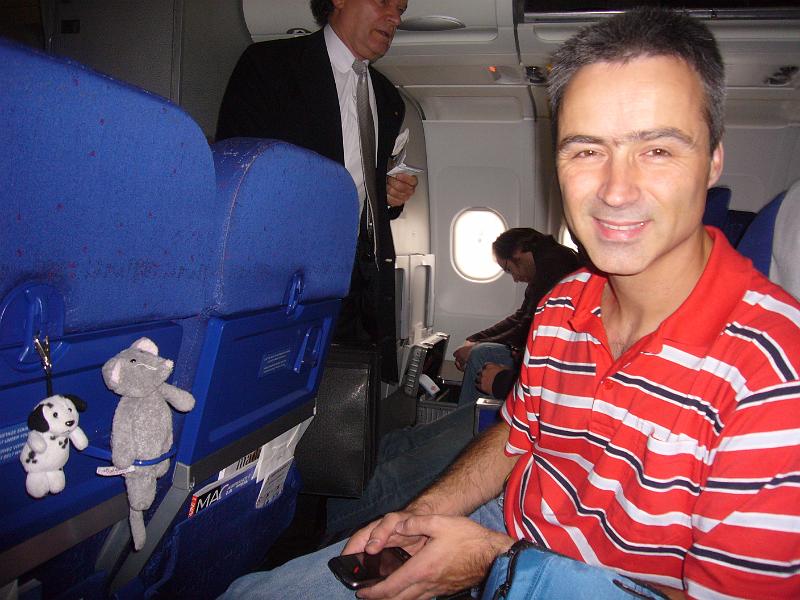 foto_20101106_1009_02.jpg - [de]Telefone ausschalten, dann geht es los.[en]Turn off the phone and then we can take off.