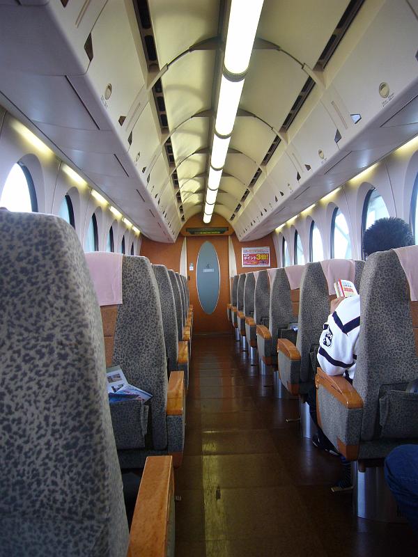 foto_20101107_1037_01.jpg - [de]Keine Stunde später sitzen wir bereits im Zug nach Osaka.[en]Just an hour later we are in the train to Osaka.