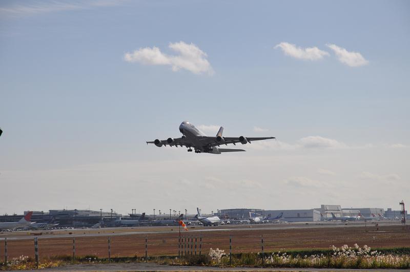 foto_20101124_1038_08.jpg - [de]Der Lufthansa A380 "Tokio" mit Mike, Sylvie und Thomas an Bord startet von Narita in Richtung Frankfurt.[en]The Lufthansa A380 "Tokio" is taking off to Frankfurt - Mike, Sylvia, and Thomas are on board of this flight.