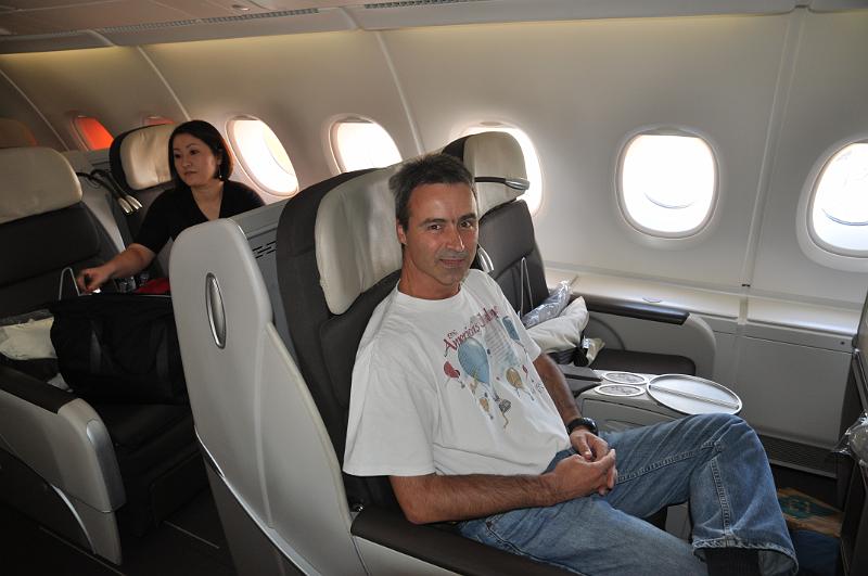 foto_20101124_1206_02.jpg - [de]Dann mache ich es mir hier im Oberdeck schonmal für die nächsten 12 Stunden oder so bequem.[en]I am getting comfortable in the upper deck for the next 12 or so hours.