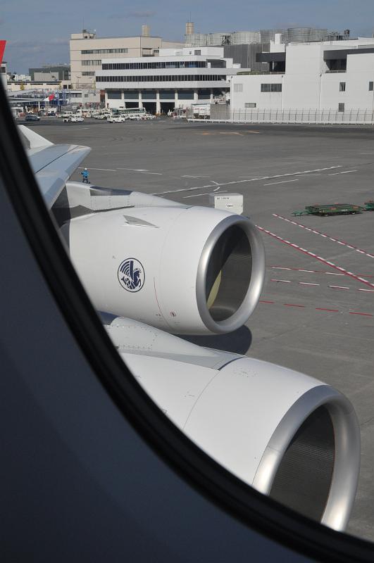 foto_20101124_1241_01.jpg - [de]Das sind wirklich wuchtige Triebwerke.[en]These are really huge engines on that aircraft.