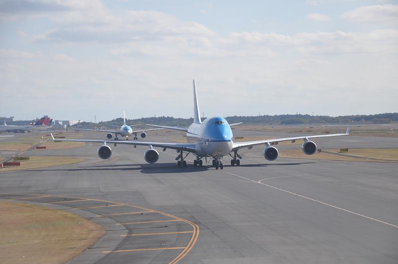 foto_20101124_1253_02.jpg - [de]Während Air France bereits zum Start rollt, kommt der KLM Jumbo gerade erst an.[en]While our Air France flight already taxis for take off we meet the just arrived KLM 747.