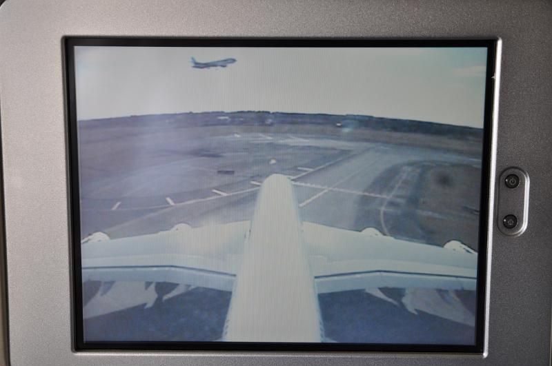 foto_20101124_1301_01.jpg - [de]Auch an der Startbahn müssen wir auf ein landendes Flugzeug warten.[en]Before getting on the runway we have to wait for another landing aircraft.