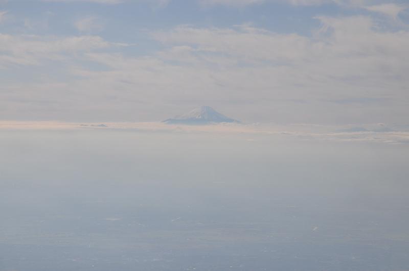 foto_20101124_1309_02.jpg - [de]Fuji-san gibt mir beim Abflug noch einmal mit seinem Anblick die Ehre.[en]Mt. Fuji is giving a nice appearance shortly after take off.