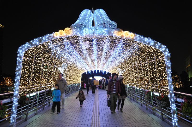 foto_20101113_1842_03.jpg - [de]Wir machen einen kurzen Übernachtungsstop in Kokura, wo schon alles sehr weihnachtlich geschmückt ist.[en]We have a short overnight stay at Kokura where everything is decorated already for christmas.