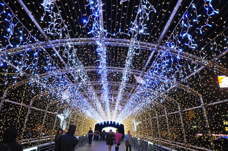 foto_20101113_1843_03.jpg - [de]Besonders die Kinder freuen sich über diesen tollen Sternenhimmel über der Brücke.[en]The kids are most fascinated about this nice sky of stars above the bridge.