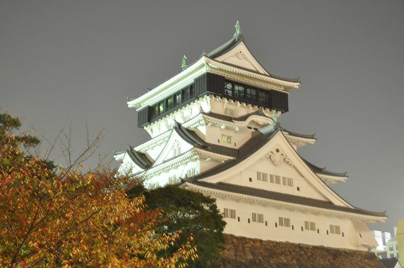 foto_20101113_1851_02.jpg - [de]Das Schloss von Kokura kommt bei langer Belichtung tatsächlich gut heraus.[en]Kokura castle shows its beauty when using long exposure times.