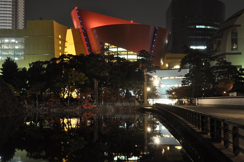 foto_20101113_1855_01.jpg - [de]Und dieses moderne Einkaufszentrum liegt direkt neben dem alten Schloss.[en]This modern shopping center is just across from the castle.