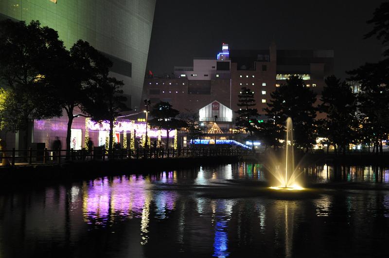 foto_20101113_1921_01.jpg - [de]Springbrunnen bei dem Einkaufszentrum.[en]A fountain at the shopping center.