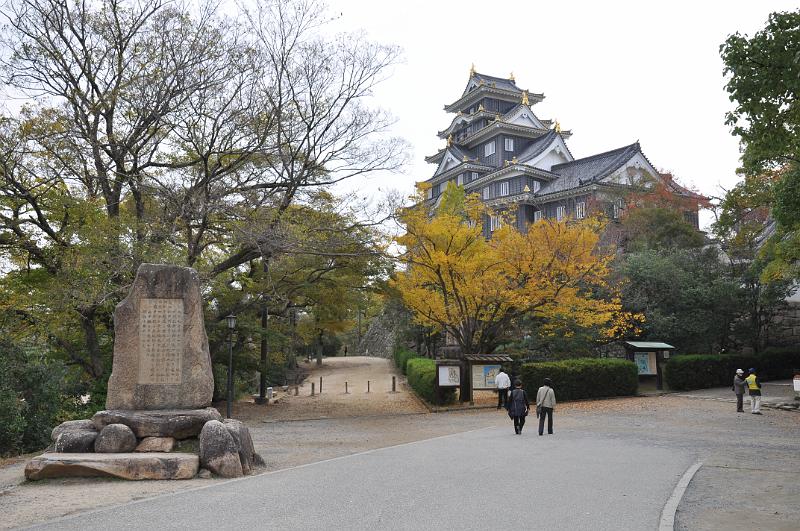 foto_20101114_1049_02.jpg - [de]Ein sehr modern wirkendes Schloss gibt es hier.[en]This castle looks very modern.