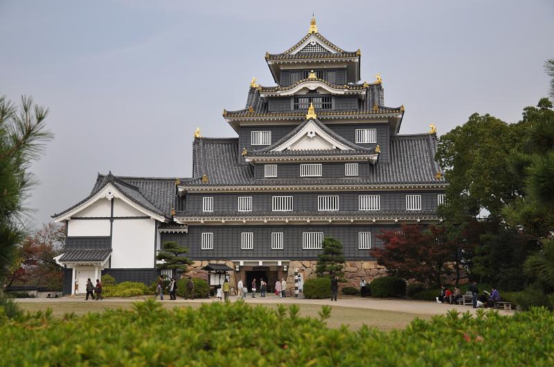 foto_20101114_1056_01.jpg - [de]Wegen der dunklen Farbe wird es auch das Krähenschloss genannt.[en]Because of the dark color it's also called crow castle.