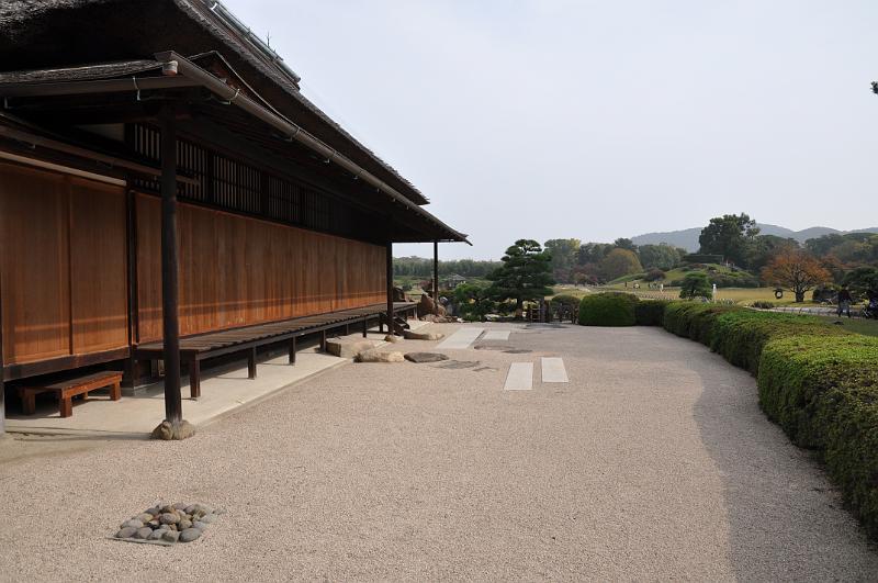 foto_20101114_1127_01.jpg - [de]Schöner Platz bei dem Hauptschrein im Garten.[en]Nice area in front of the main shrine of the garden.