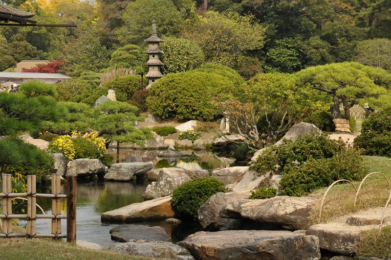 foto_20101114_1131_03.jpg - [de]Der Koraku-En Garten wird als einer der drei schönsten Gärten Japans gehandelt.[en]The Koraku-En garden is considered one of the three most attractive gardens in Japan.