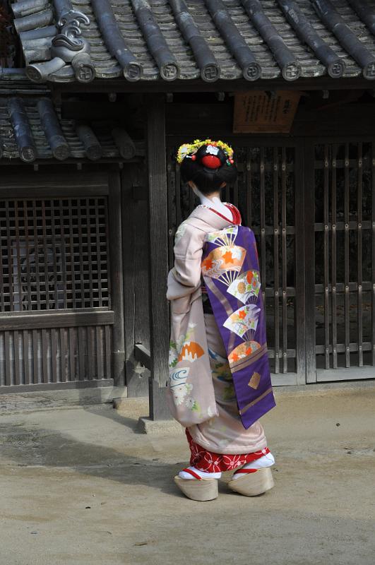 foto_20101114_1152_02.jpg - [de]Und weil heute Sonntag ist, sieht man sehr viele hübsch gekleidete Leute.[en]And because it's Sunday we see a lot of very nicely dressed people.