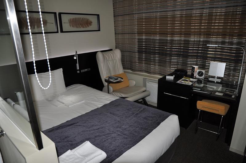 foto_20101114_2003_01.jpg - [de]Unser modernes Zimmer im remm Hotel in Akihabara.[en]Our modern room at the remm hotel in Akihabara.