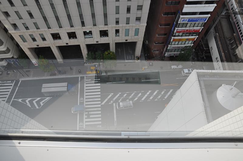 foto_20101115_0858_02.jpg - [de]Blick hinunter vom 11. Stock.[en]View down to the street from the 11th floor.