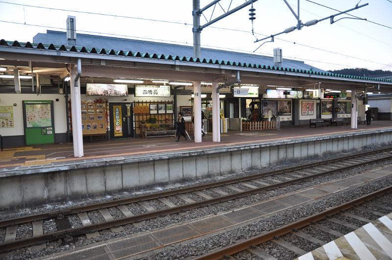 foto_20101115_1615_01.jpg - [de]Zurück am Bahnhof, eine hübsche kleine Station.[en]Back at the small station of Kakunodate.