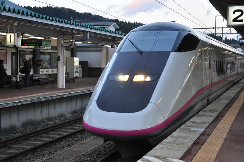 foto_20101115_1616_01.jpg - [de]Schon erstaunlich, dass der Shinkansen in so einem kleinen Nest hält.[en]It's surprising that the shinkansen trains stop at such a small village.