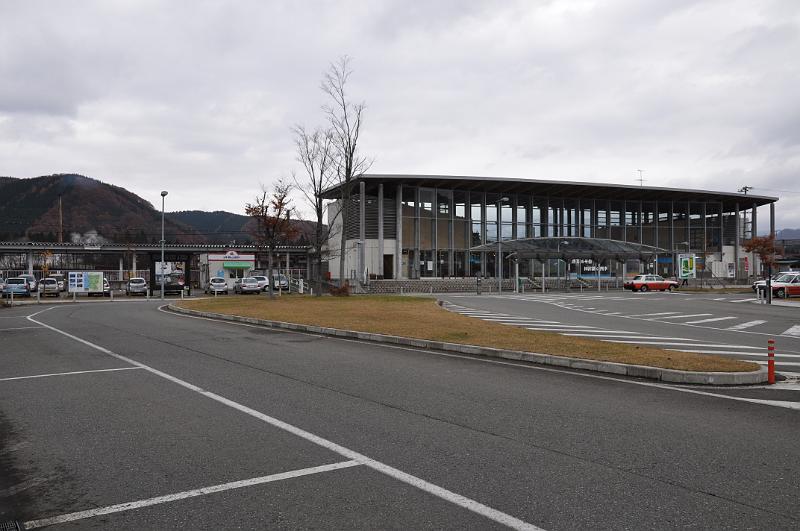 foto_20101116_0926_01.jpg - [de]Ein moderner aber auch sehr kalter Bahnhof.[en]A modern but also very cold station.