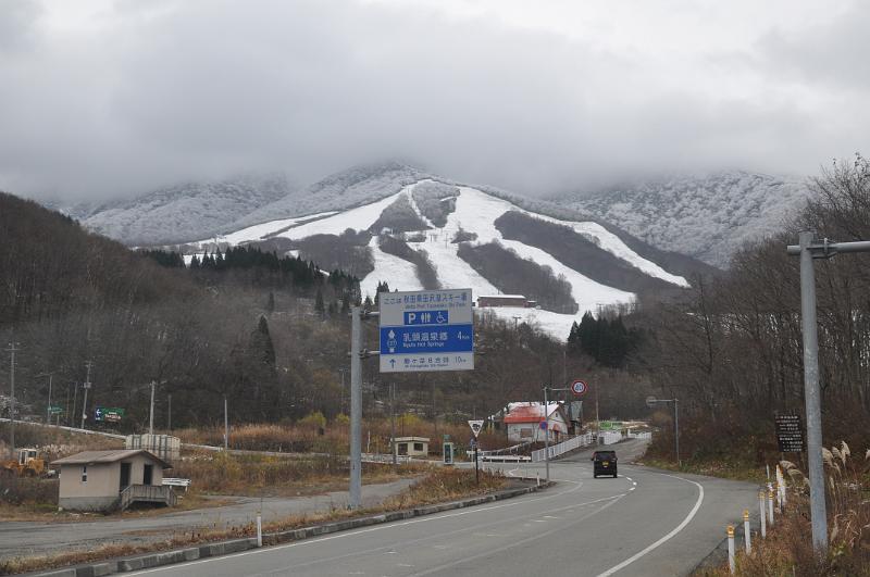foto_20101116_1041_02.jpg - [de]Auf dem Weg nach Nyoto Onsen kommen wir am Skigebiet von Tazawako vorbei.[en]We come by the Tazawako ski area on our way to Nyoto onsen.