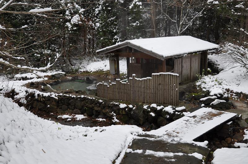 foto_20101116_1234_02.jpg - [de]Im Schnee bekommt outdoor Baden eine ganz neue Atmosphäre.[en]Rotenburo in the snow is a new experience.