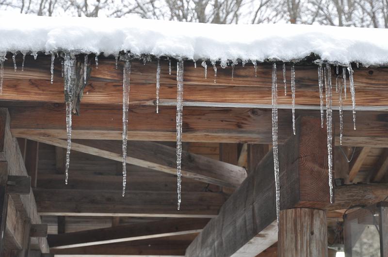 foto_20101116_1310_02.jpg - [de]Schöne Eiszapfen am Umkleidehäuschen.[en]Nice ice has already formed at the changing house.