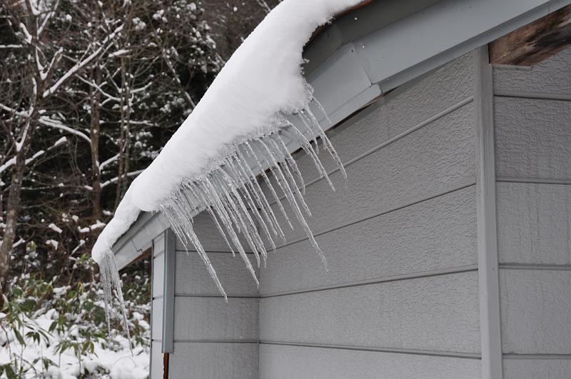 foto_20101116_1318_02.jpg - [de]Von wegen, Eiszapfen hängen immer senkrecht.[en]Not all the ice is forming vertically.