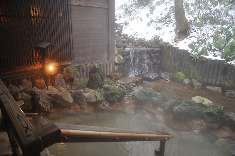 foto_20101116_1414_01.jpg - [de]Aber auch ein kleines heisses Aussenbad gibt es hier.[en]But they also have another nice and hot outdoor bath.