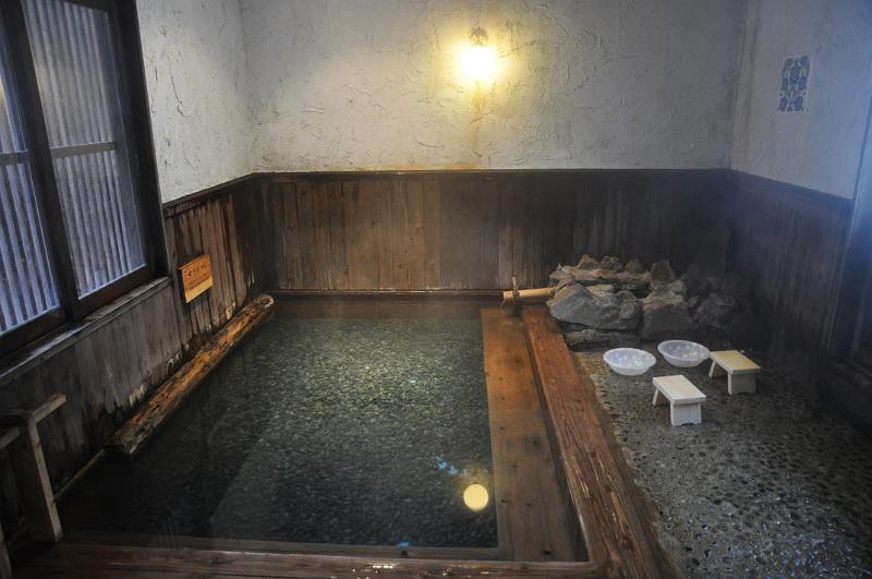 foto_20101116_1459_03.jpg - [de]Innenliegendes Bad mit tollem, glatten Kies.[en]Indoor bath with nice and smooth gravel stones.