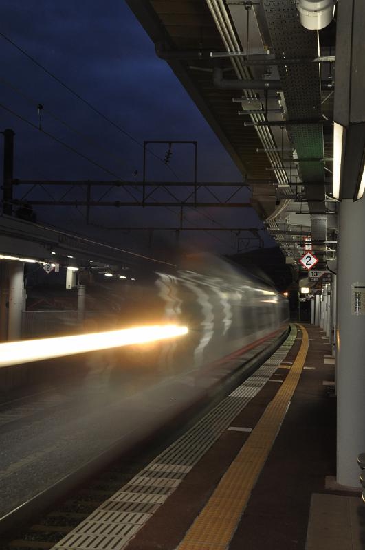 foto_20101116_1641_02.jpg - [de]Einfahrt meines Zuges nach Sendai.[en]My train to Sendai is arriving.