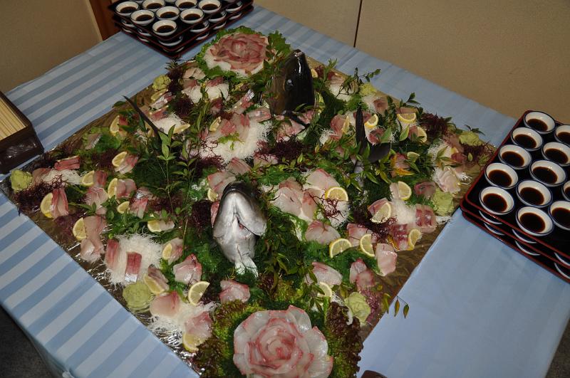 foto_20101118_1856_01.jpg - [de]Hübsch angerichtetes Sashimi.[en]Nicely decorated sashimi plate.