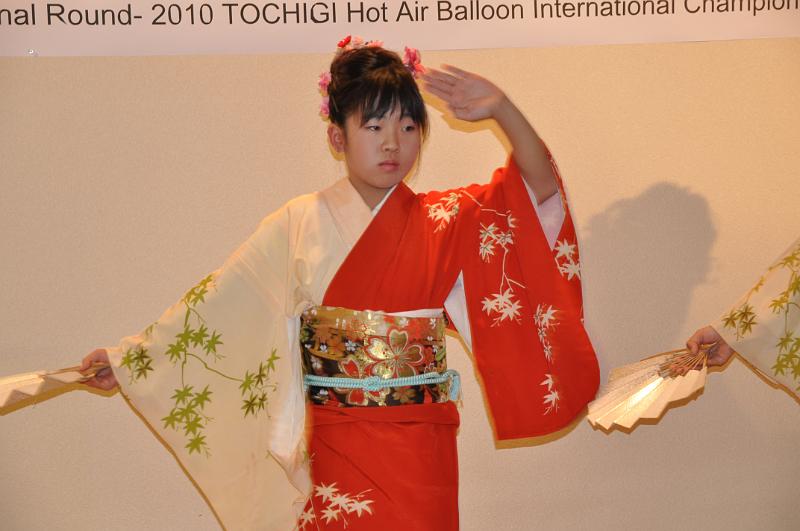 foto_20101118_1944_01.jpg - [de]Zum Beispiel, um die Tanzdarbietungen anzuschauen.[en]For example to watch the dance performances.