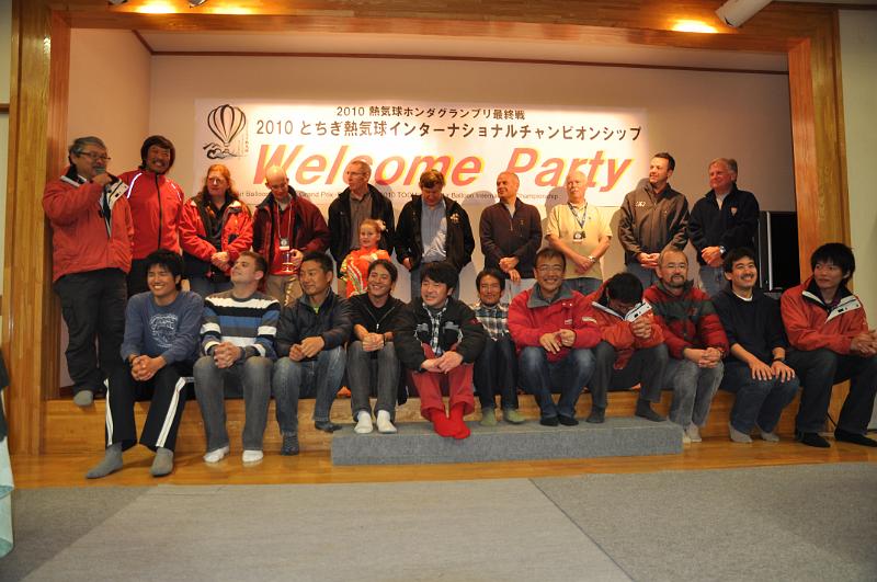 foto_20101118_2007_03.jpg - [de]Alle Piloten dürfen ein paar Worte zur Veranstaltung sagen.[en]All the pilots are asked to say a few words about the event.