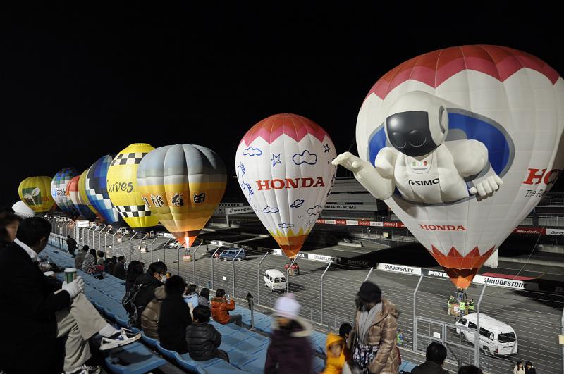 foto_20101120_1846_02.jpg - [de]Die Ballone werden für den Nightglow am Twin-Ring vorbereitet.[en]The balloons are preparing for the night glow at the Twin Ring.