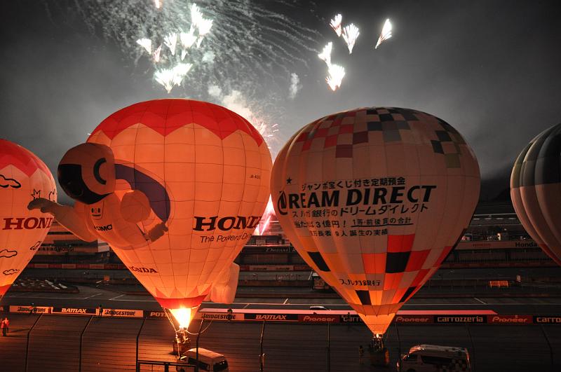 foto_20101120_1903_05.jpg - [de]Und der Nightglow wird mit tollem Feuerwerk zusätzlich ergänzt.[en]The nightglow is enhanced by a nice fire work.