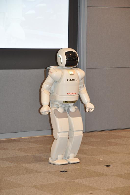 foto_20101123_1111_04.jpg - [de]Bei schlechtem Wetter schauen wir uns eine Vorführung von Asimo an.[en]We're using the bad weather for an Asimo presentation.