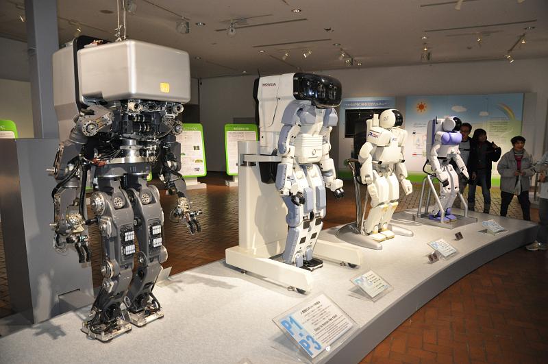 foto_20101123_1122_04.jpg - [de]Die Ahnengalerie von Asimo zeigt deutlich, welche Fortschritte in den letzten Jahrzehnten gemacht wurden.[en]The gallery of Asimo's ancestors clearly demonstrates how much progress was achieved in the last decades.