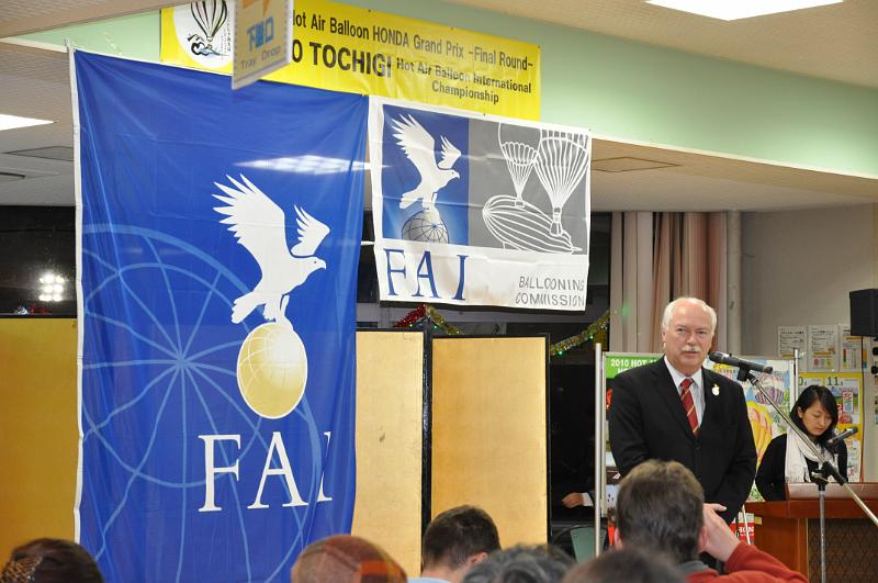 foto_20101123_1817_01.jpg - [de]Eröffnung der Siegerehrung durch den FAI Präsidenten John Grubbstrom.[en]The awards ceremony is opened by the FAI president John Grubbstrom.