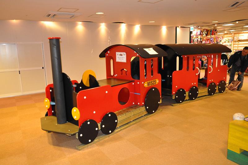 foto_20101107_1346_03.jpg - [de]Jetzt fliegen wir fast 10.000 km von zu Hause weg und finden den gleichen Zug, wie er in Sindelfingen steht.[en]We found the same train in Kobe as we have in Sindelfingen.