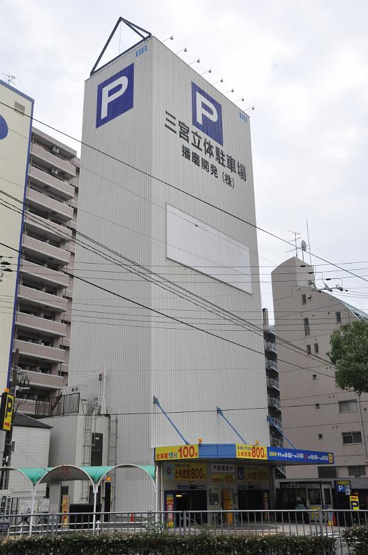 foto_20101107_1454_03.jpg - [de]Ein typisch japanisches Parkhaus.[en]Typical japanese parking garage.