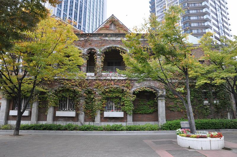 foto_20101107_1527_01.jpg - [de]Schönes altes Gebäude mit Pflanzen umwachsen.[en]Nice old brick building with leaves all over.