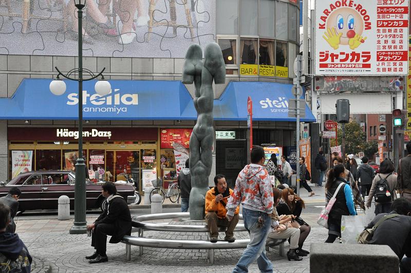 foto_20101107_1544_01.jpg - [de]Interessante Kunst in der Nähe des Bahnhofs.[en]Interesting artwork near the Kobe station.