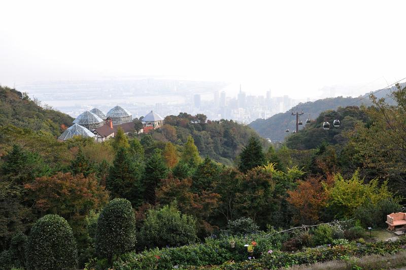 foto_20101107_1620_01.jpg - [de]Gewächshaus des Herb Gardens mit Stadtzentrum von Kobe im Hintergrund.[en]Glass house of the herb garden and Kobe city center in the background.