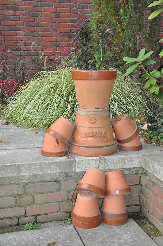 foto_20101107_1644_01.jpg - [de]Ein Blumentopfmännchen sitzt hier in einer Ecke.[en]A flower pot guy sits in the garden as well.