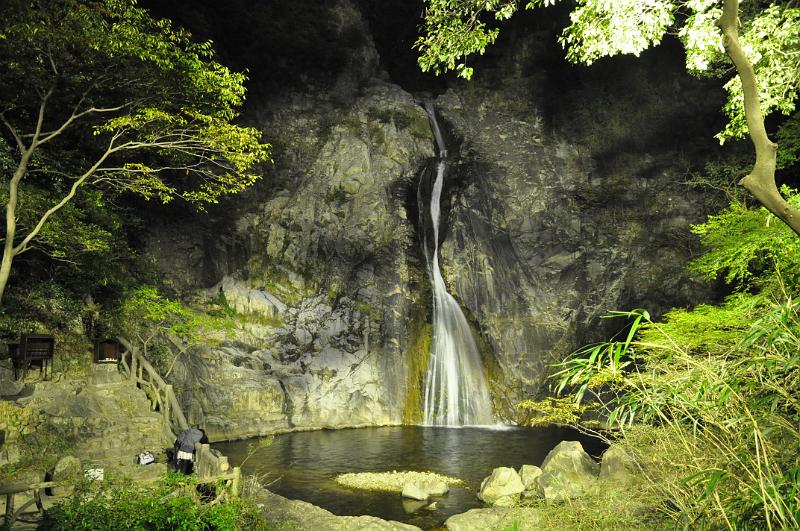 foto_20101107_1736_01.jpg - [de]Ein kleiner Wasserfall bei Nacht.[en]Waterfall visit at night.