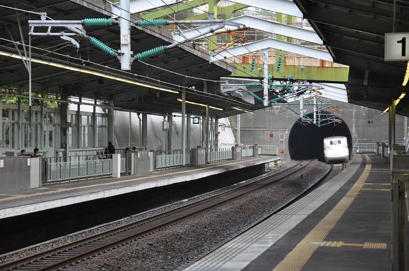 foto_20101108_0839_01.jpg - [de]Der Kobe Bahnhof liegt genau zwischen zwei Tunneln.[en]Kobe station is right between two tunnels.