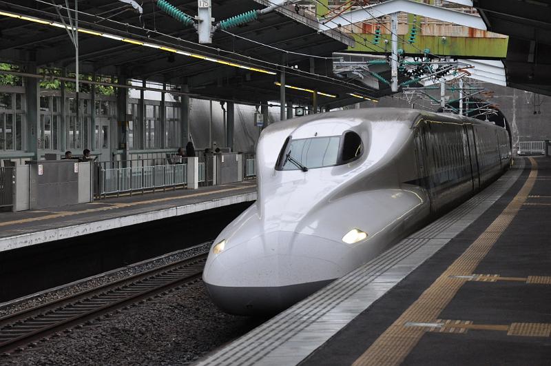 foto_20101108_0839_02.jpg - [de]Ein N700 Shinkansen fährt in den Bahnhof ein.[en]A N700 shinkansen train enters the station.