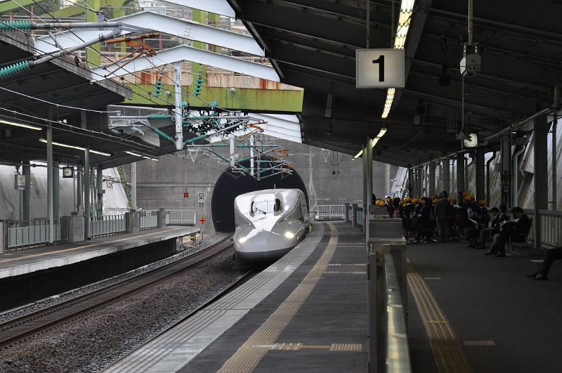 foto_20101108_0847_03.jpg - [de]Nanu, hier kommt wieder ein N700 für unseren Hikari.[en]Wow, a N700 train is also used for our Hikari connection.