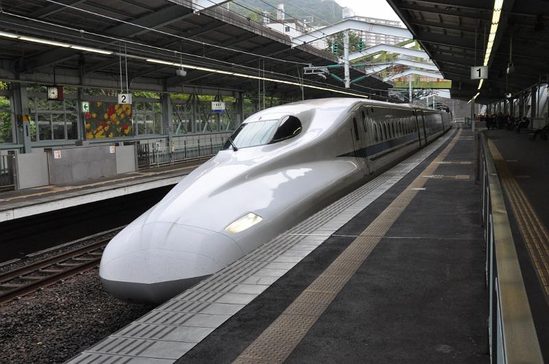 foto_20101108_0847_05.jpg - [de]Vorsicht beim Einsteigen, der Zug hängt schief.[en]Beware when entering the train, it may be banked.